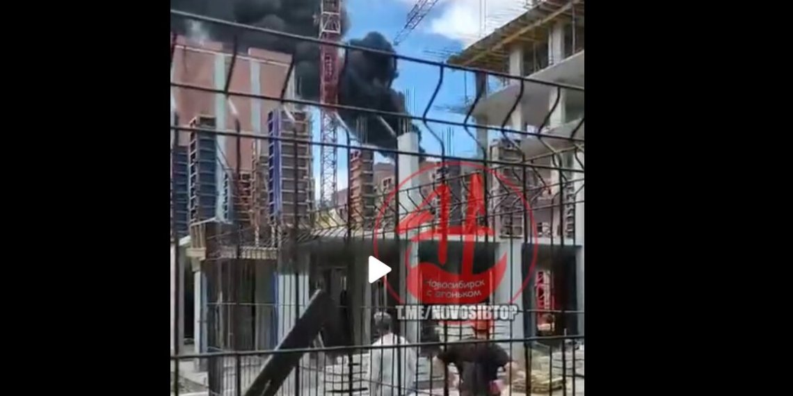 Стали известны подробности пожара на стройке на улице Кедровой в Новосибирске