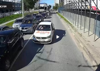 Инструктор автошколы нарушил ПДД на учебном автомобиле в Новосибирске