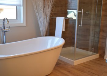 Пенсионерку весом 130 кг вытащили из ванны спасатели в Новосибирске