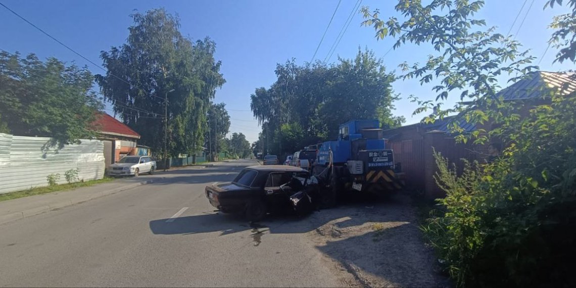 Водитель ВАЗ врезался в автокран в Новосибирске