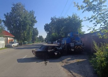 Водитель ВАЗ врезался в автокран в Новосибирске