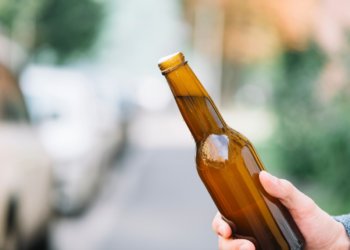 Мужчина удивил продавца ответом, почему он выпил неоплаченное пиво в Новосибирске