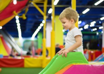 Ребенок сломал позвоночник на горке — директор выплатит компенсацию в миллион в Новосибирске