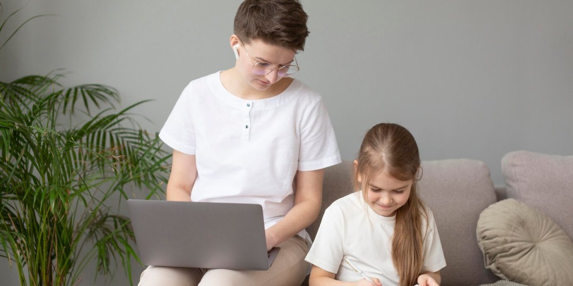 Как без стыда говорить с детьми о сексуальности и что делать, если ребёнок пережил сексуализированное насилие, рассказал новосибирский сексолог 16+