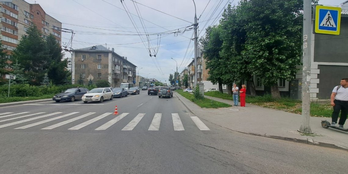 Женщина на Toyota сбила подростка на пешеходном переходе в Новосибирске