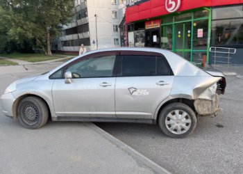 Нетрезвая женщина влетела в BMW на парковке в Новосибирске