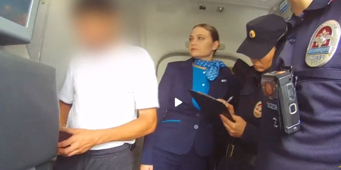 Иностранца задержали за перекур в туалете самолета до Новосибирска