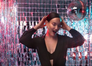 Пьяная девушка решила раздеться в баре Новосибирска