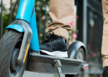 После наезда водителя электросамоката на пешехода заведут уголовное дело в Новосибирске