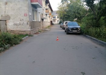 Женщина на Toyota сбила 8-летнего велосипедиста во дворе жилого дома в Новосибирске