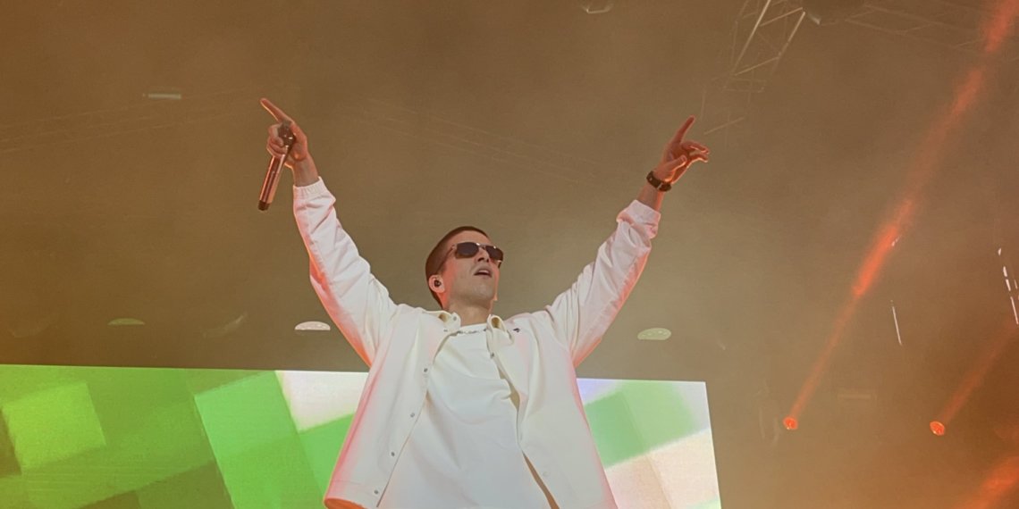 Новосибирцы чуть не сорвали концерт Feduka, закидав его чехлами от телефонов