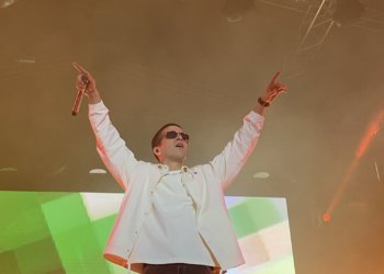 Новосибирцы чуть не сорвали концерт Feduka, закидав его чехлами от телефонов