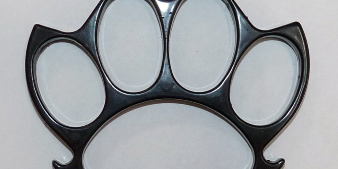 В Толмачево у гражданина Таджикистана изъяли кастет