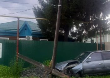 В селе под Новосибирском водитель снес опору ЛЭП