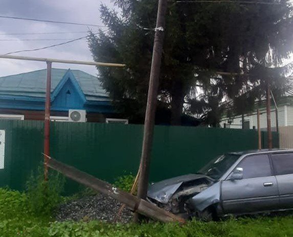 В селе под Новосибирском водитель снес опору ЛЭП