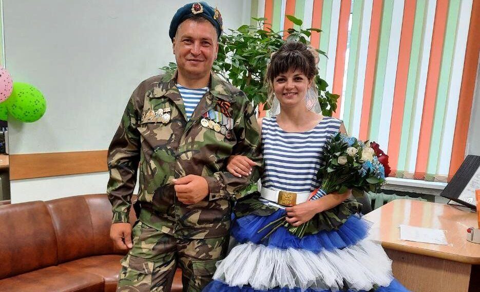 Свадьбу в тельняшках сыграли под Новосибирском