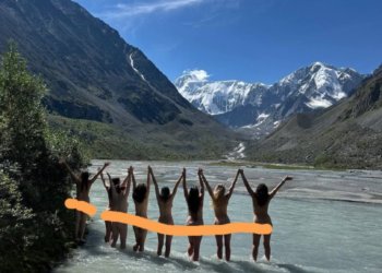 В Республике Алтай девушки устроили голую фотосессию на фоне гор