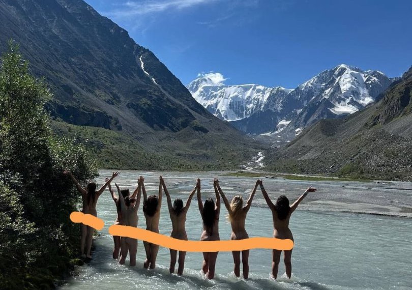 В Республике Алтай девушки устроили голую фотосессию на фоне гор