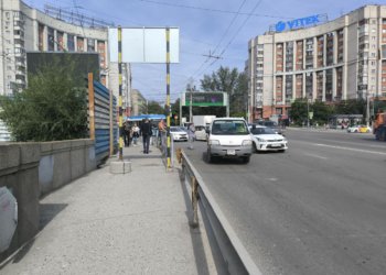 Восход стоит: из-за аварии пробка сковала улицу, ведущую на Октябрьский мост