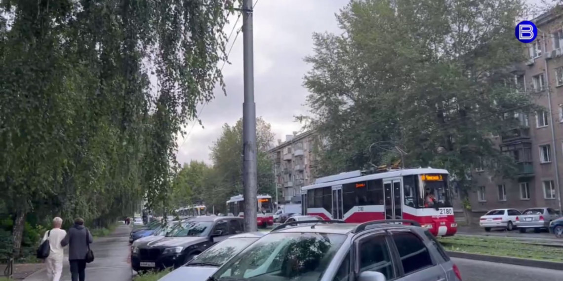 Контактную сеть трамваев оборвали в Новосибирске