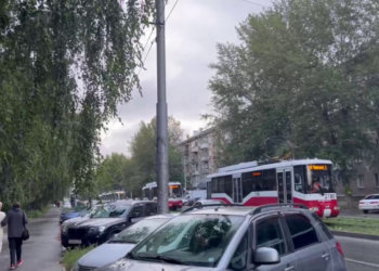 Контактную сеть трамваев оборвали в Новосибирске