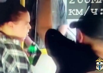Пара сибиряков украла сумку с документами и деньгами в маршрутке в Новосибирске