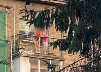 Абсолютно голый мужчина на балконе шокировал своим видом жителей Новосибирска