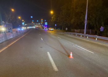 Nissan вылетел в кювет после ДТП на Большевистской в Новосибирске