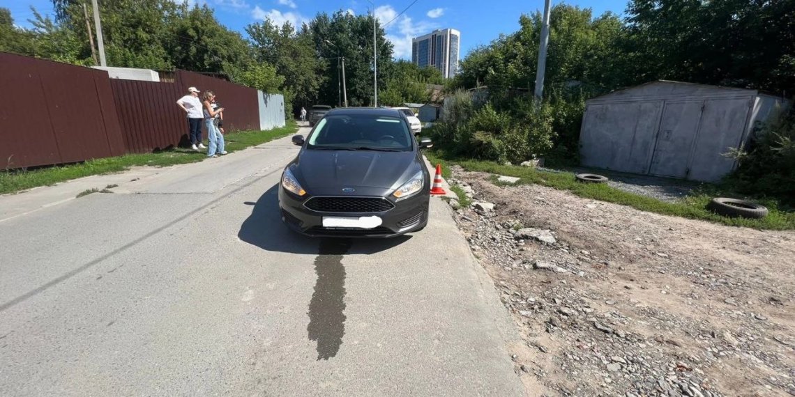 Женщина на Ford сбила двух пешеходов в Новосибирске