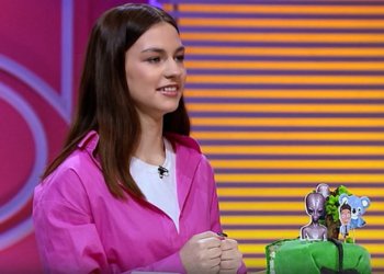 Школьница из Новосибирска удивила «инопланетным» тортом ведущих ТВ-шоу