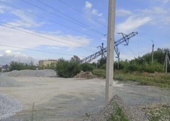 В Бердске погрузчик снес линию ЛЭП — без электричества остались сотни людей