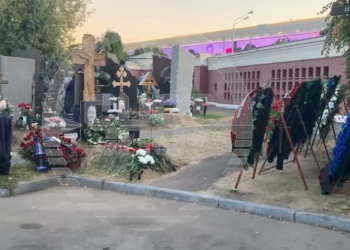 Неизвестный разгромил могилу Маслякова в Москве