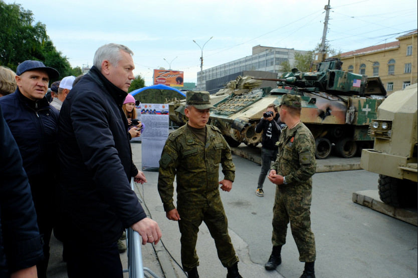 Губернатор Андрей Травников принял участие в открытии выставки трофейной техники «Сила V Правде – Гордость и Победа»