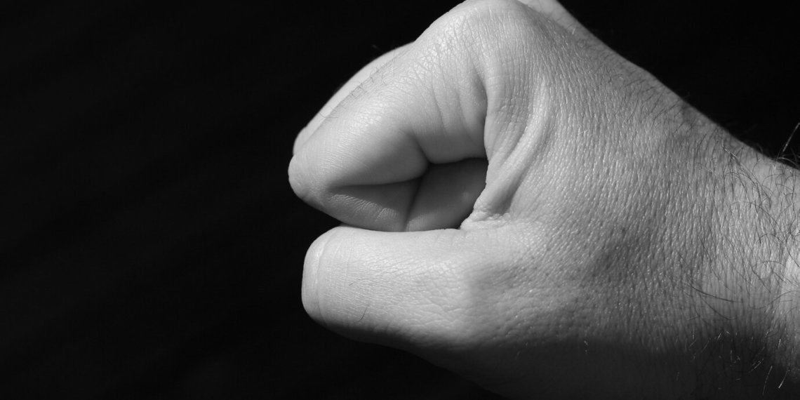 Мужчина избил 15-летнюю девочку в Советском районе