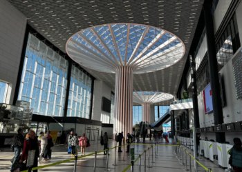 Многодетная семья запуталась в указателях аэропорта Новосибирска и опоздала на рейс