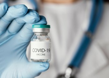 Заболеваемость COVID-19, гриппом и ОРВИ превышает средние показатели в России