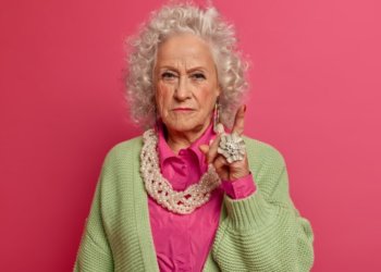 Кринж и рофл: пенсионеров Новосибирской области будут обучать молодежному сленгу