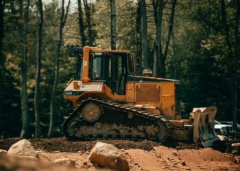 Бульдозеры сносят нелегальную свалку-ларек у Гусинобродского полигона