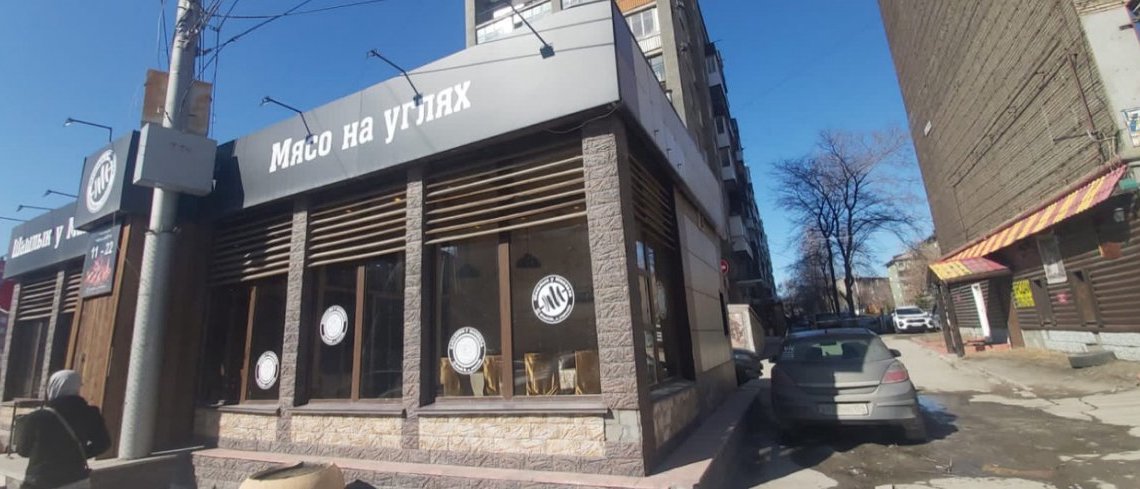 В Железнодорожном районе возле ЦУМа снесли незаконную шашлычную