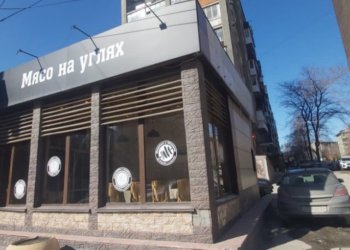 В Железнодорожном районе возле ЦУМа снесли незаконную шашлычную