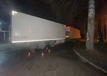 Двигалась задним ходом: фура насмерть переехала новосибирца в Академгородке