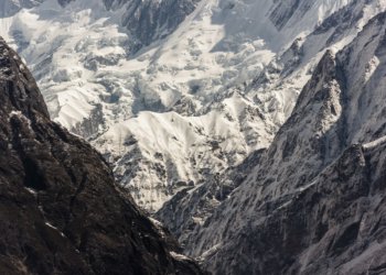 Пять российских альпинистов погибло в горах Непала