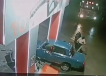 Банда подростков снесла бензоколонку на угнанном ВАЗе в Новосибирске