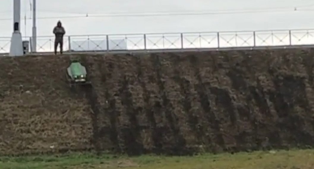 Робота-уборщика заметили новосибирцы возле станции метро «Спортивная»