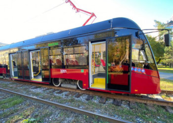 При поддержке правительства региона в Новосибирске запустят 20 обновлённых трамваев с обогревом и низким полом