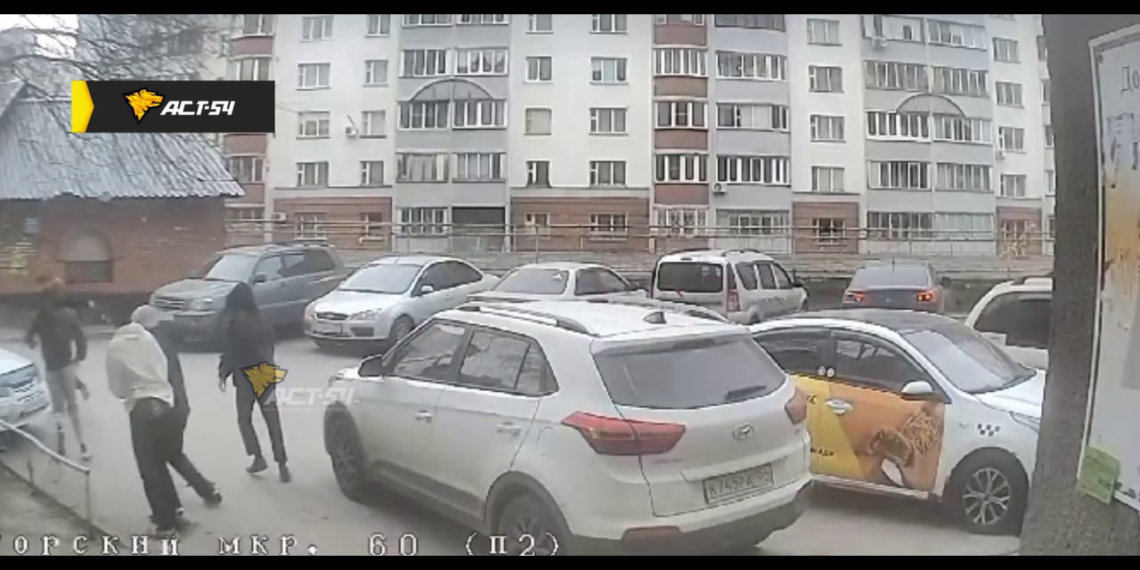 Хулиганы в масках напали с ножом на курьера в Новосибирске