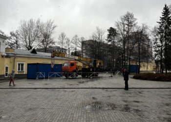 В Центральном парке начали монтировать каток