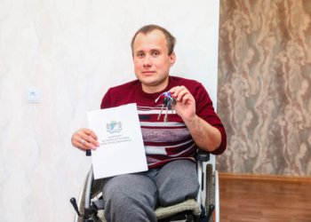 Ключи от новой квартиры получил житель Новосибирска с ограниченными возможностями здоровья