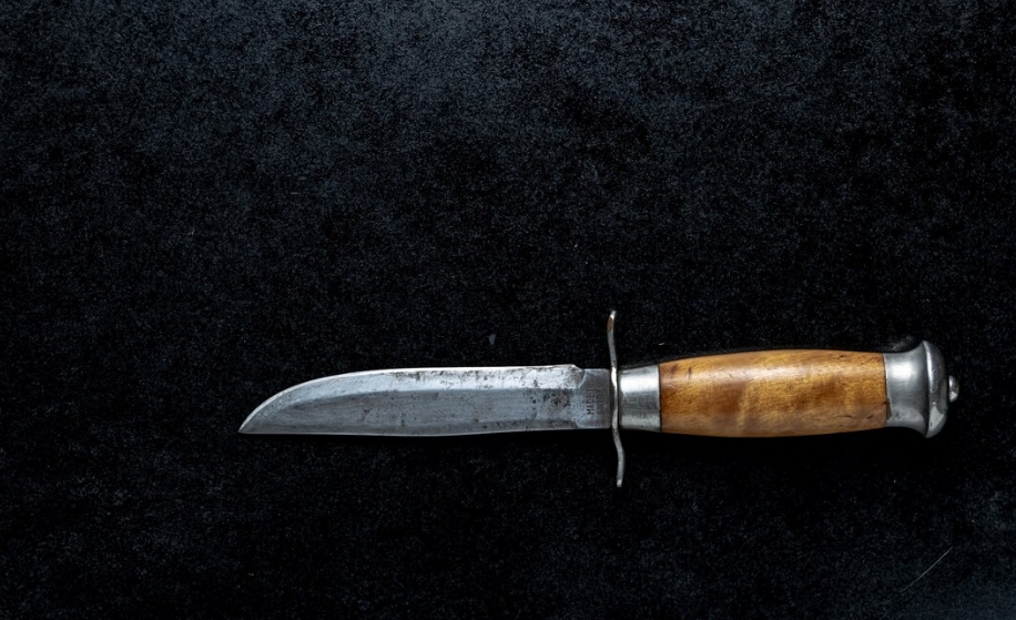 Внук зарезал бабушку в Омской области за просьбу убавить музыку