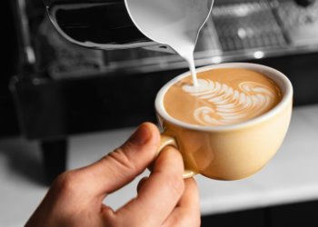 Безопасную дозу кофе в день назвала новосибирский эксперт